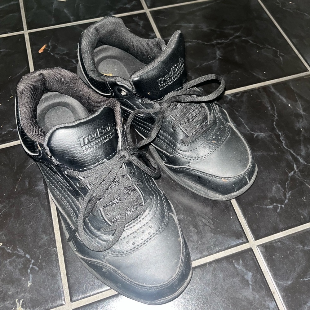 Black Tredsafe slip-resistant work shoes